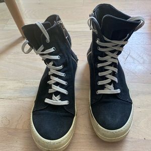 RICK OWNES VEGAN RAMONES